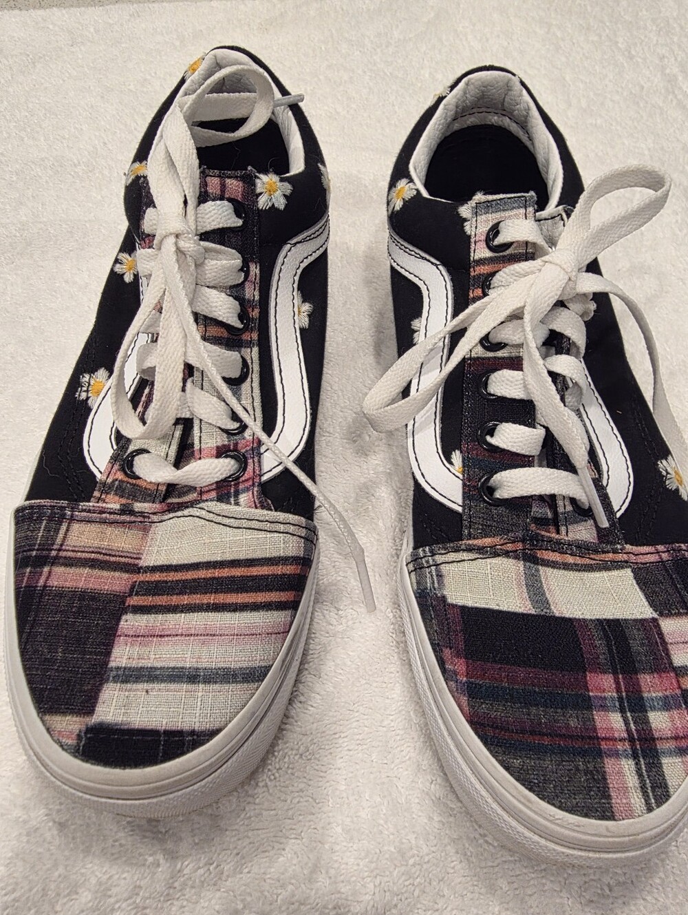 Vans Black Plaid Low-Top Lace-Up Women's Sneakers with Daisy Embroidery